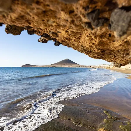 Home2book Sunny Getaway, Terrace & Pool דירה